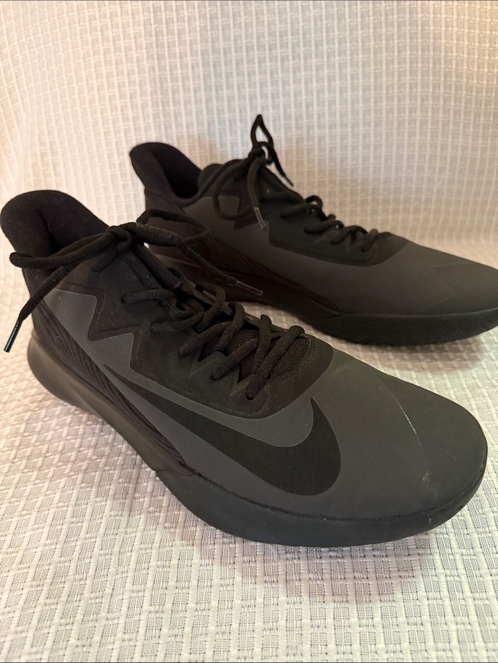 Nike Men's All-Black Lightweight Training Sneakers - Picture 2 of 5